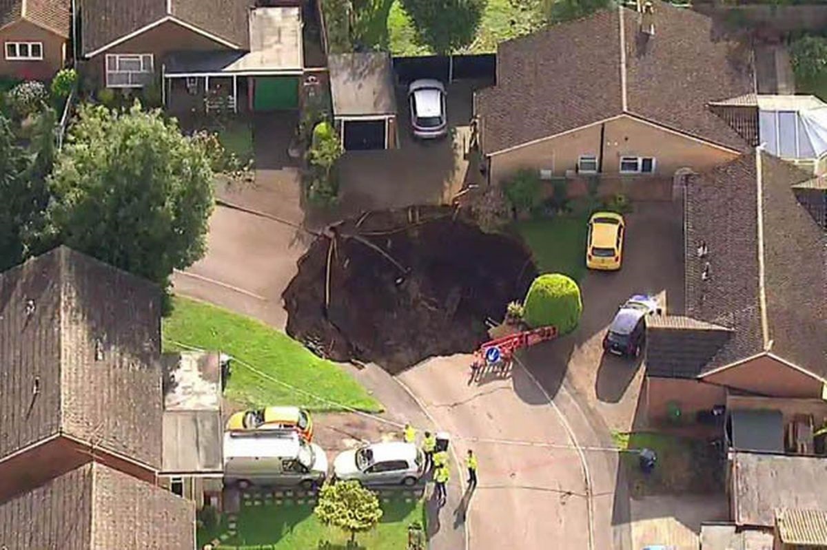 20 meter wide sink hole opens up in St, Albans, Hertfordshire